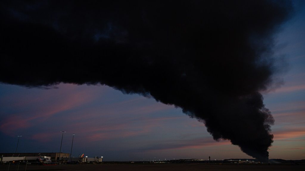 اندلعت كرة نارية ضخمة أثناء تحطم طائرة UPS في مطار كنتاكي، مما أسفر عن مقتل 7 أشخاص