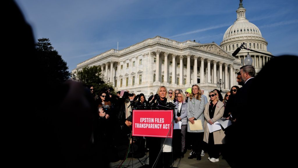 صور مارجوري تايلور جرين مع الناجين من إبستين قبل التصويت على إطلاق الملفات