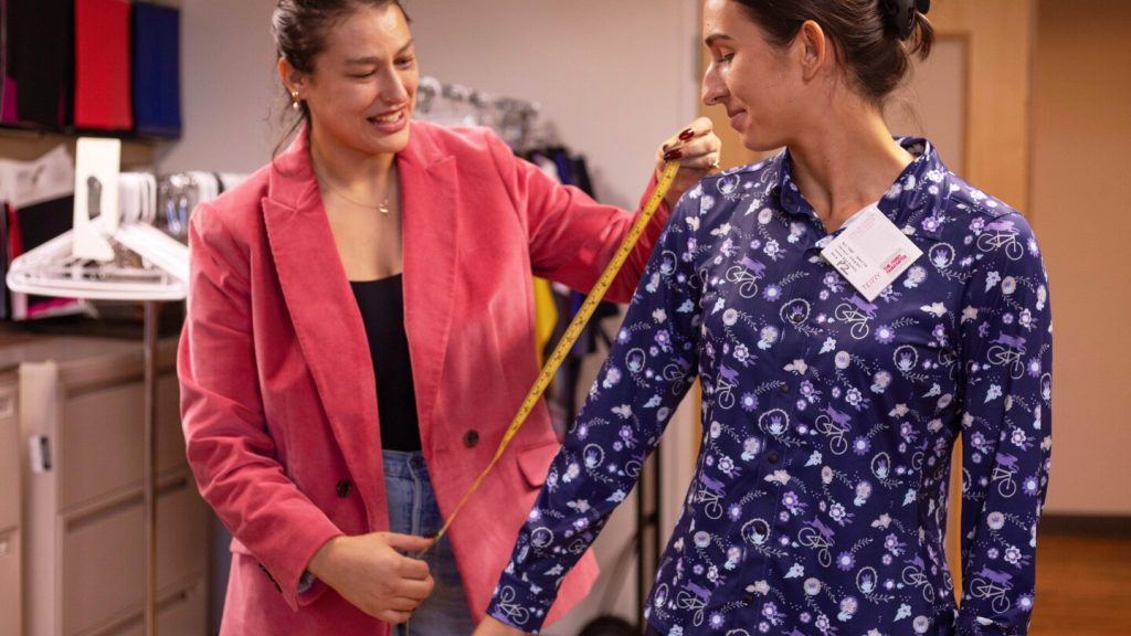 تحاول شركة ملابس ركوب الدراجات في ولاية فيرمونت النجاة من رسوم ترامب الجمركية. هل ستساعد المحكمة العليا؟