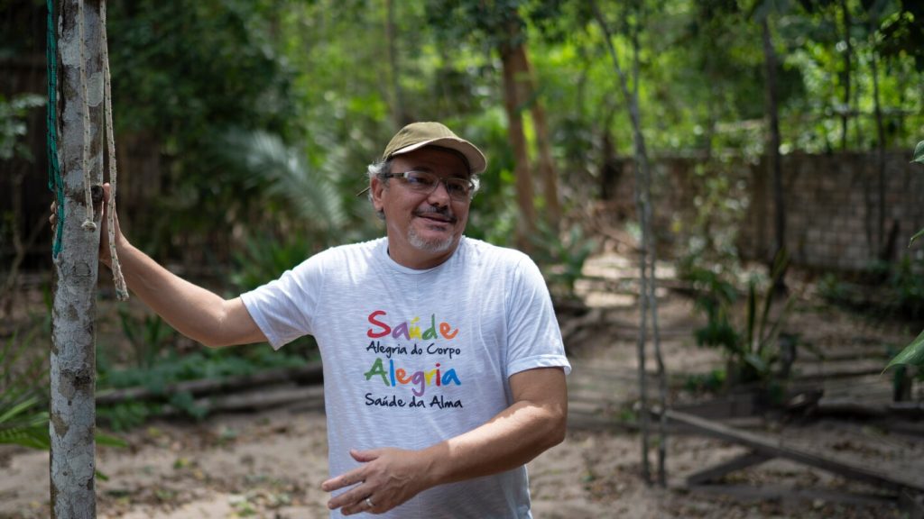 يحصل عالم البيئة البرازيلي على تمويل من دي كابريو بعد اتهام بولسونارو الكاذب بحرائق الغابات