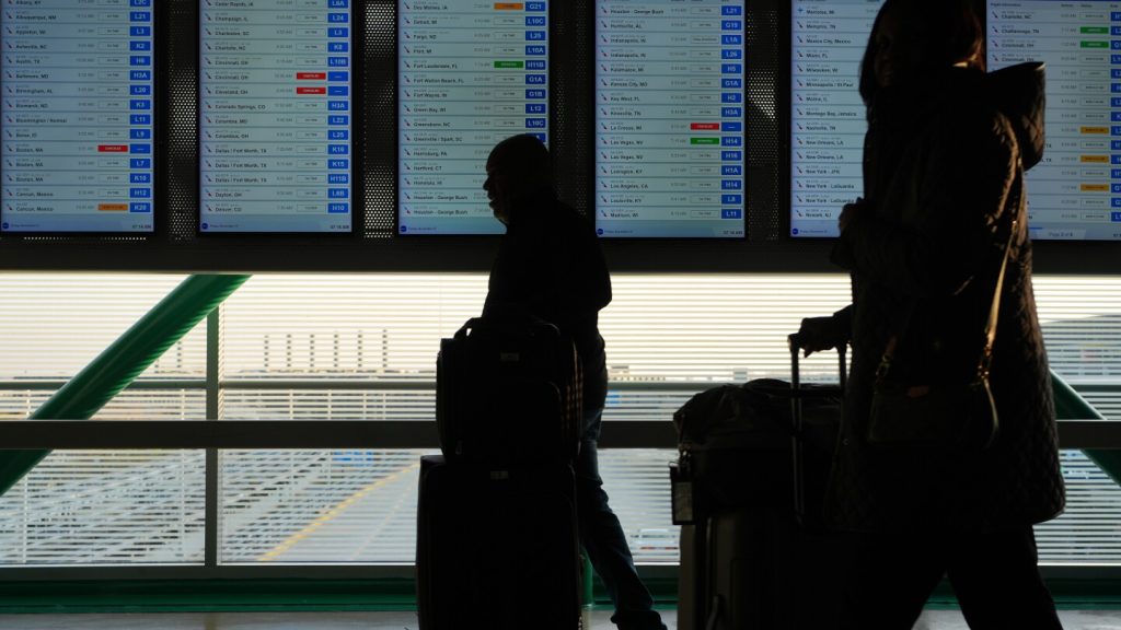 إدارة الطيران الفيدرالية تقلص الرحلات الجوية في 40 مطارًا شاهد التأثير في الصور