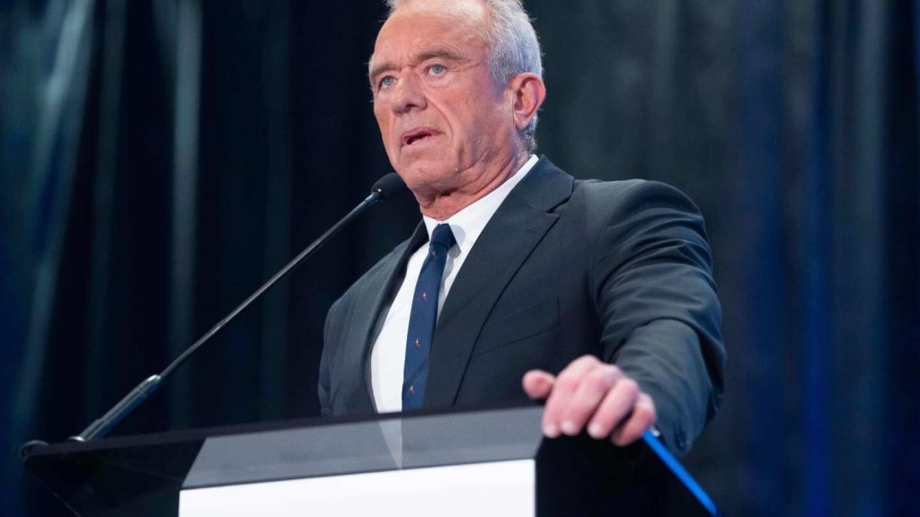 يقول آر إف كيه جونيور إنه يتبع علم “المعيار الذهبي”. إليك ما يجب معرفته