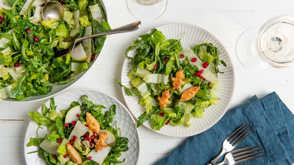 سلطة عيد الشكر مع الكمثرى، البارميزان وبذور الرمان، مع قطع الخبز المحمص