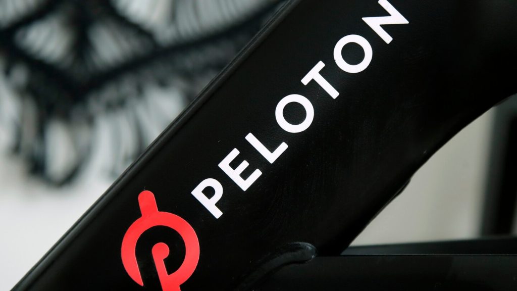 تستدعي شركة Peloton ما يقرب من 878000 دراجة تمرين بعد كسر عدة أعمدة للمقاعد