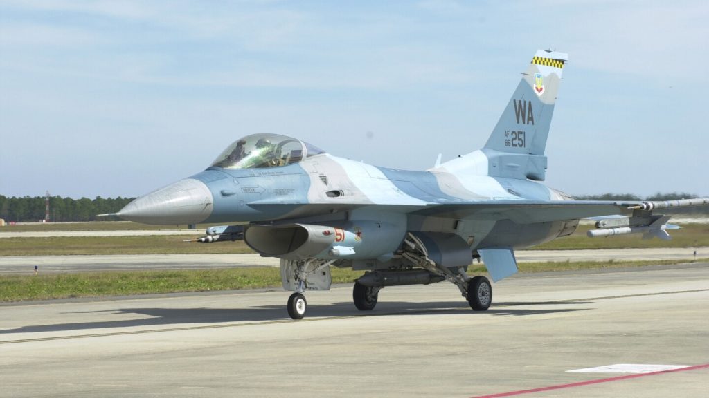 باه، هراء! يقول مالك مسكن قاعدة القوات الجوية أنه لا توجد زينة عيد الميلاد قبل عيد الشكر