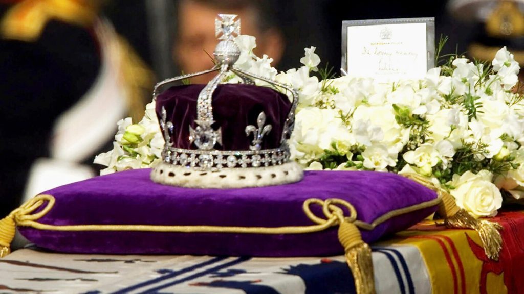 تنعي فرنسا مجوهرات التاج المسروقة مع عودة ماضيها الاستعماري غير المريح إلى الظهور