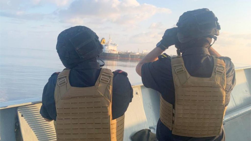قوات البحرية التابعة للاتحاد الأوروبي والهند تستولي على سفينة يستخدمها القراصنة قبالة الصومال للاستيلاء على ناقلة نفط