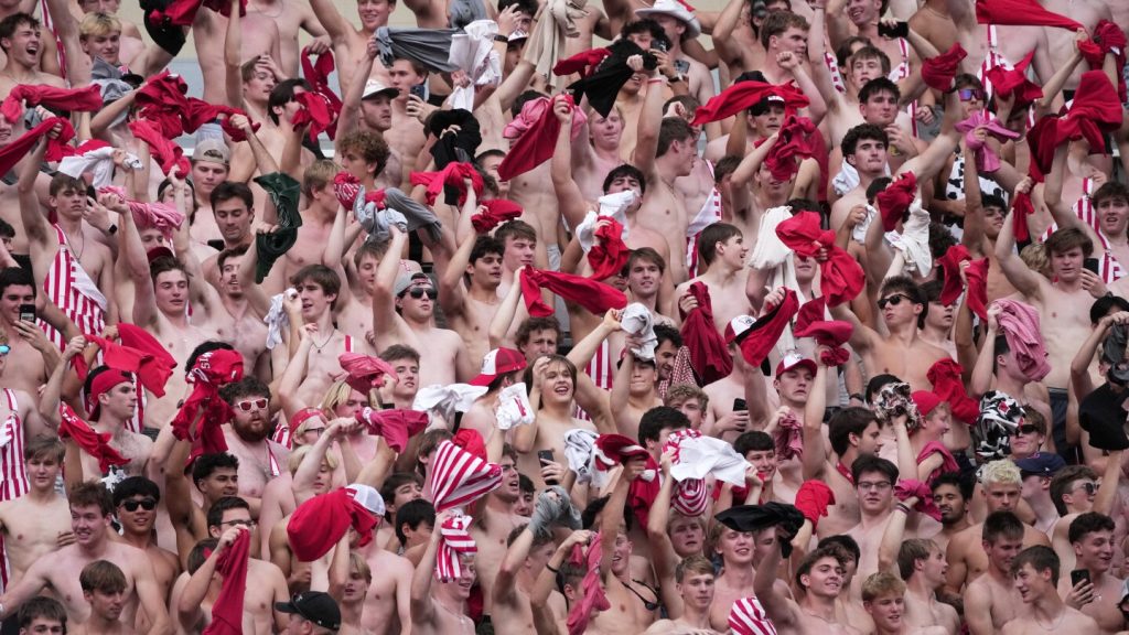 كيف أصبح جارث بروكس وذا كيلرز وتوم بيتي نجومًا في كرة القدم الجامعية أيام السبت