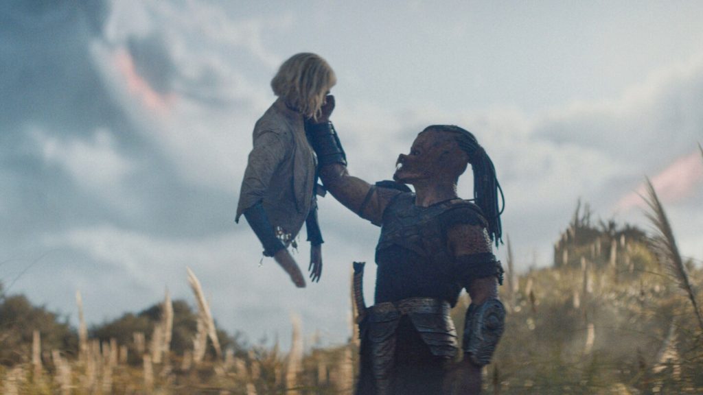 يجمع فيلم “Predator: Badlands” نجميه معًا لينقل السلسلة إلى أماكن جديدة