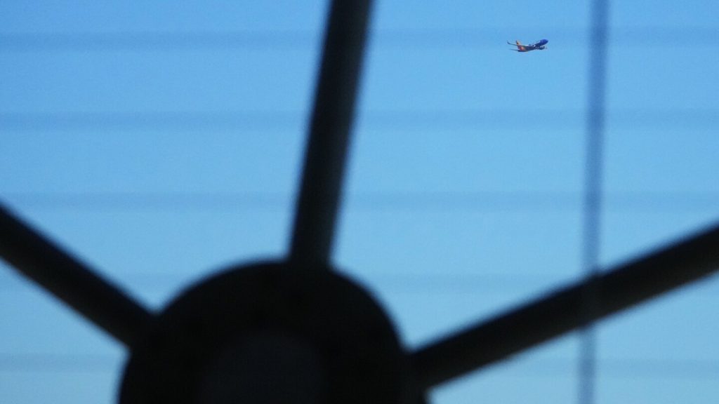 تقوم إدارة الطيران الفيدرالية (FAA) بخفض الرحلات الجوية بسبب الإغلاق. إليك ما يمكن أن يتوقعه المسافرون