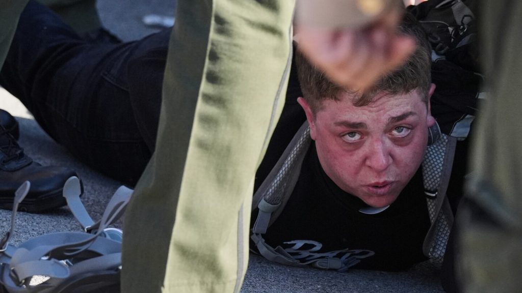 صور للمتظاهرين الذين اشتبكوا مع الشرطة خارج منشأة الهجرة في شيكاغو