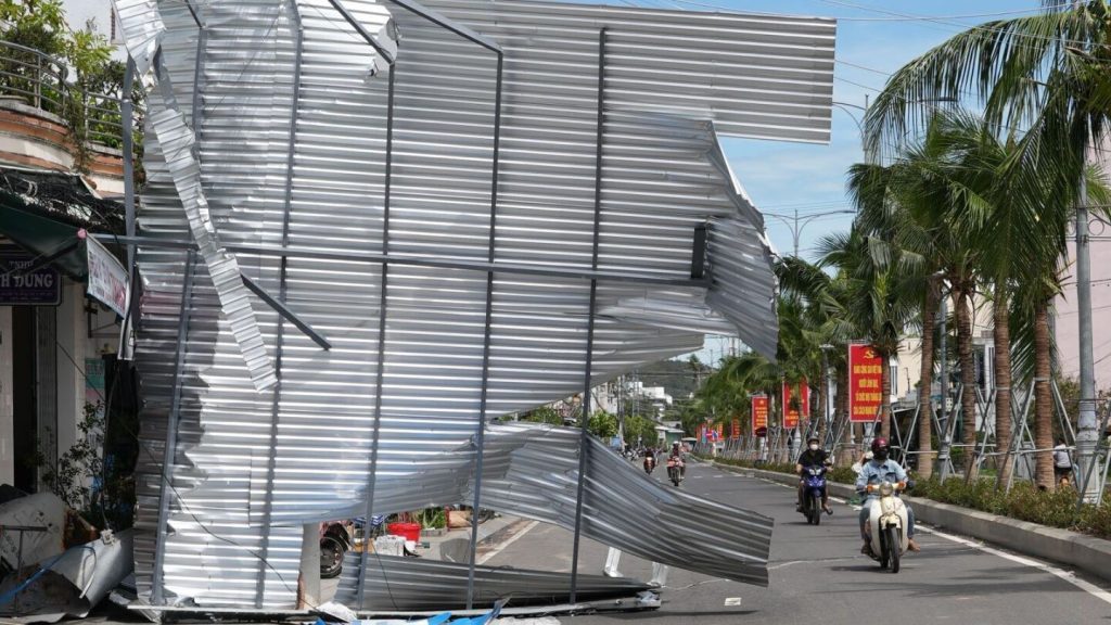 إعصار كالمايجي يجتاح فيتنام بينما تستعد الفلبين لعاصفة جديدة