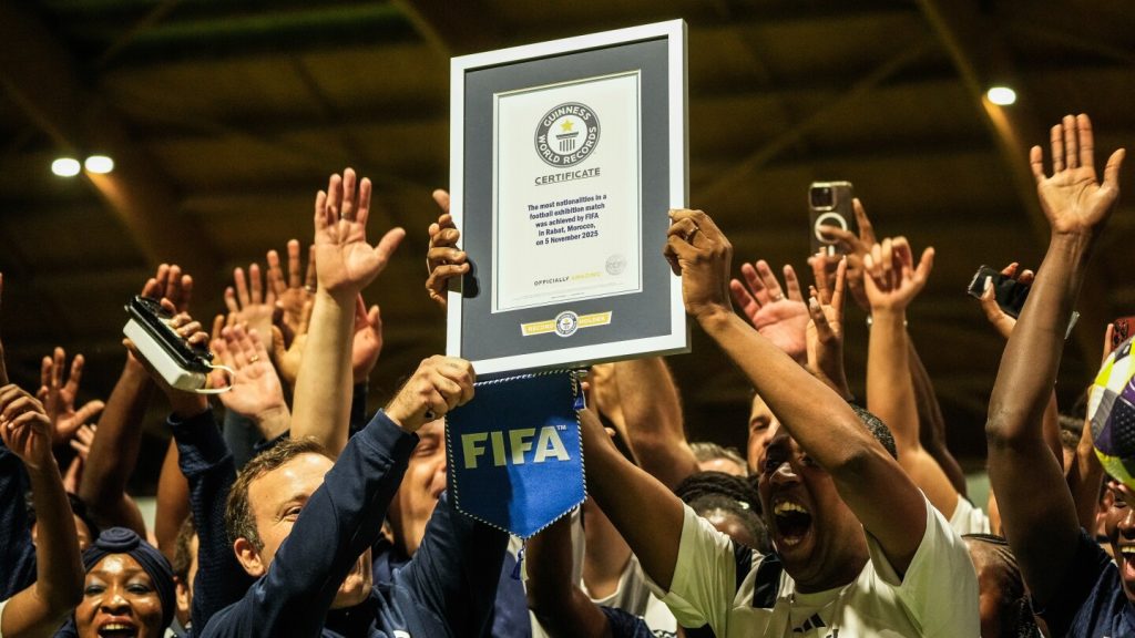 زملاء العمل في FIFA يحطمون الرقم القياسي العالمي في موسوعة غينيس لمعظم مباريات كرة القدم متعددة الجنسيات
