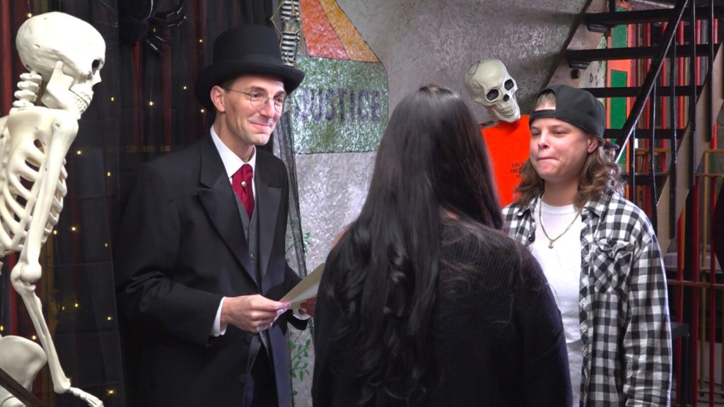 مبنى سجن سابق يجذب الأزواج لحضور حفلات زفاف الهالوين في ولاية أوهايو