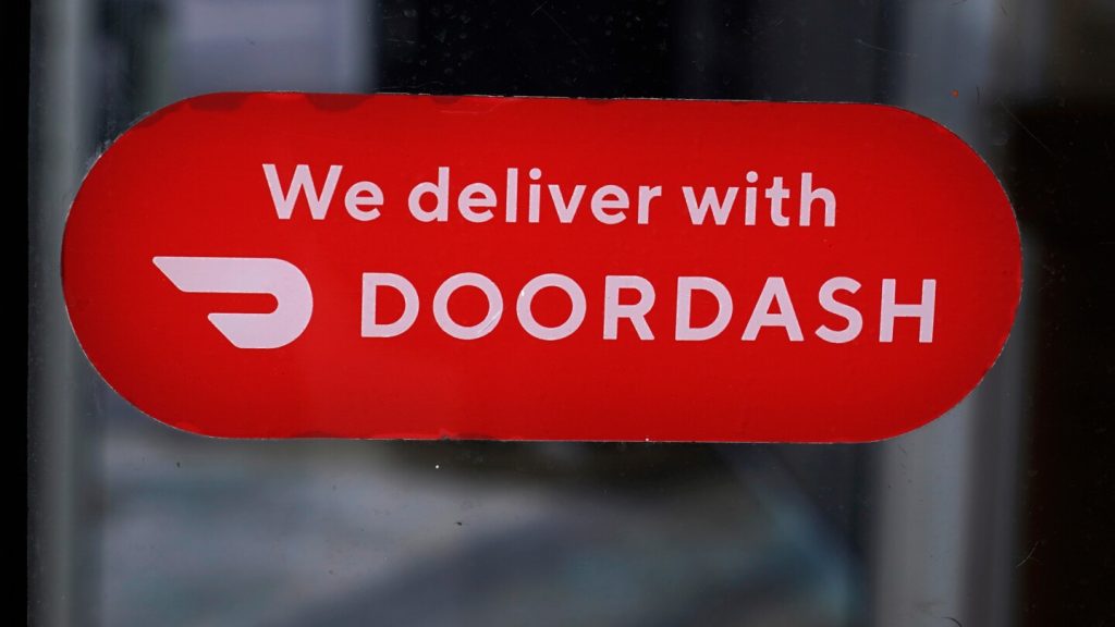 تشير شركة DoorDash إلى زيادة الطلبيات عما كان متوقعًا في الربع الثالث، ولكنها تحذر من ارتفاع النفقات في المستقبل