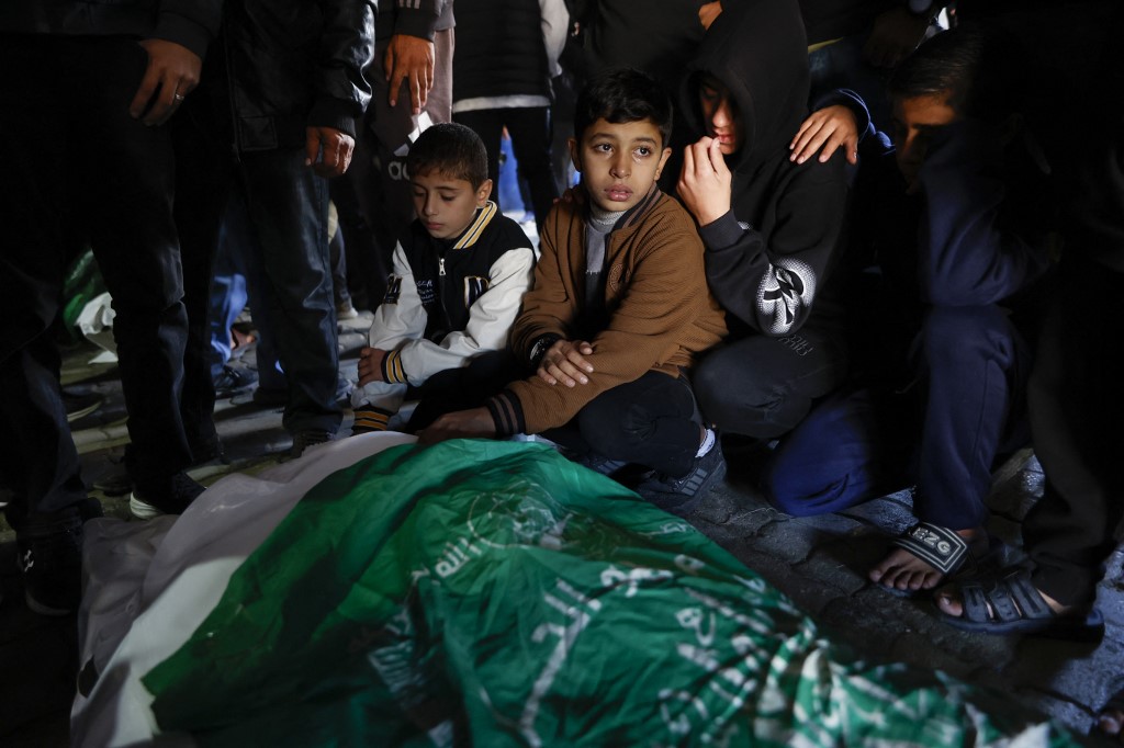 مستوطنون إسرائيليون يقتحمون مواقع دينية إسلامية قرب نابلس.