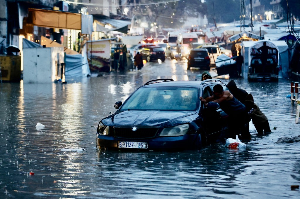 يحذر مسؤول مصلحة السجون الإسرائيلية من تصاعد الأوضاع داخل السجون.