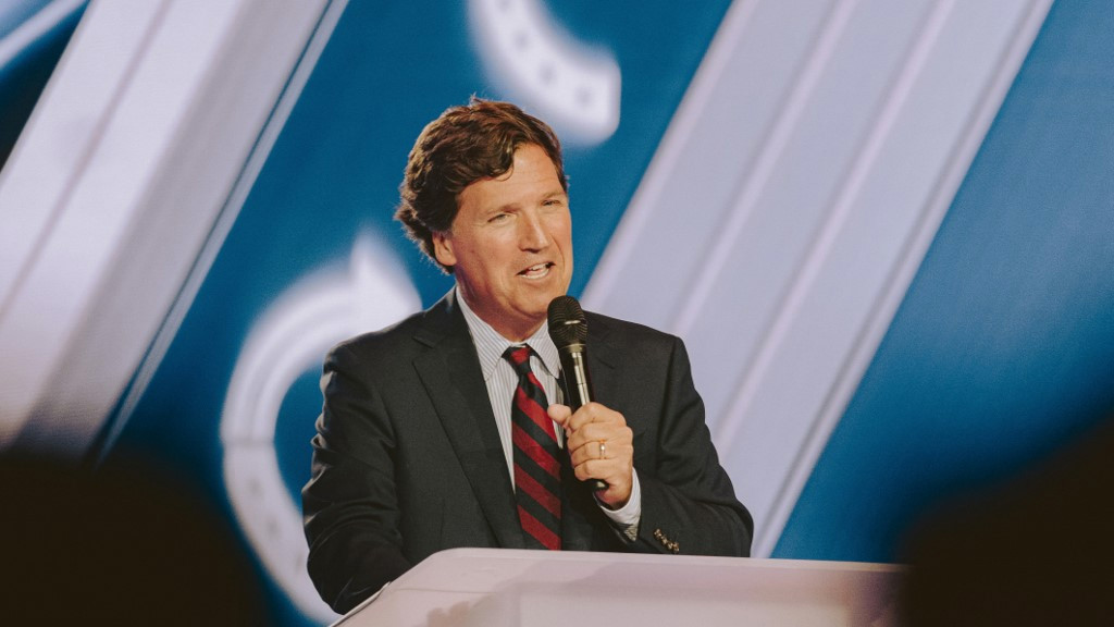 تucker كارلسون وستيف بانون ينتقدان عبارة “إسرائيل أولاً” في مؤتمر (ماغا) متنازع.