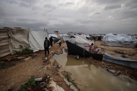 قوات إسرائيلية تداهم نابلس قبل (توغل) للمستوطنين.