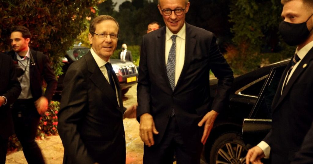 في القدس، يؤكد ميرتس دعم ألمانيا لإسرائيل.