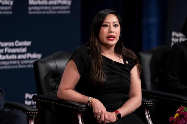 رئيسة هيئة تداول السلع الآجلة الأمريكية (CFTC) كارولين فام تستقيل للانضمام لشركة عملات رقمية.