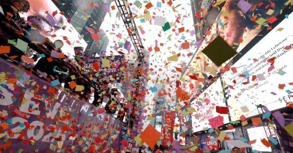 العالم يودّع عام 2025، شهد عودة ترامب وهدنات واضطرابات.