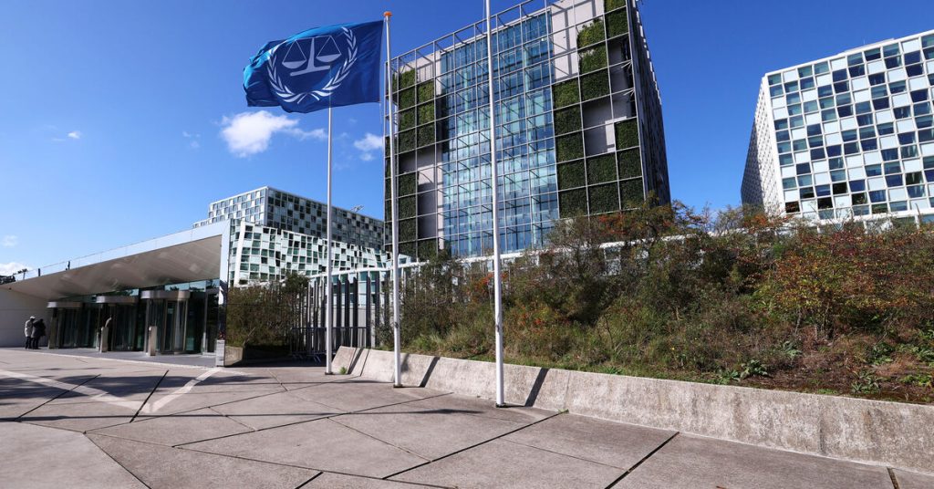 رئيس المحكمة الجنائية الدولية يقول إن عقوبات الولايات المتحدة لن تغير تعامل المحكمة مع القضايا.