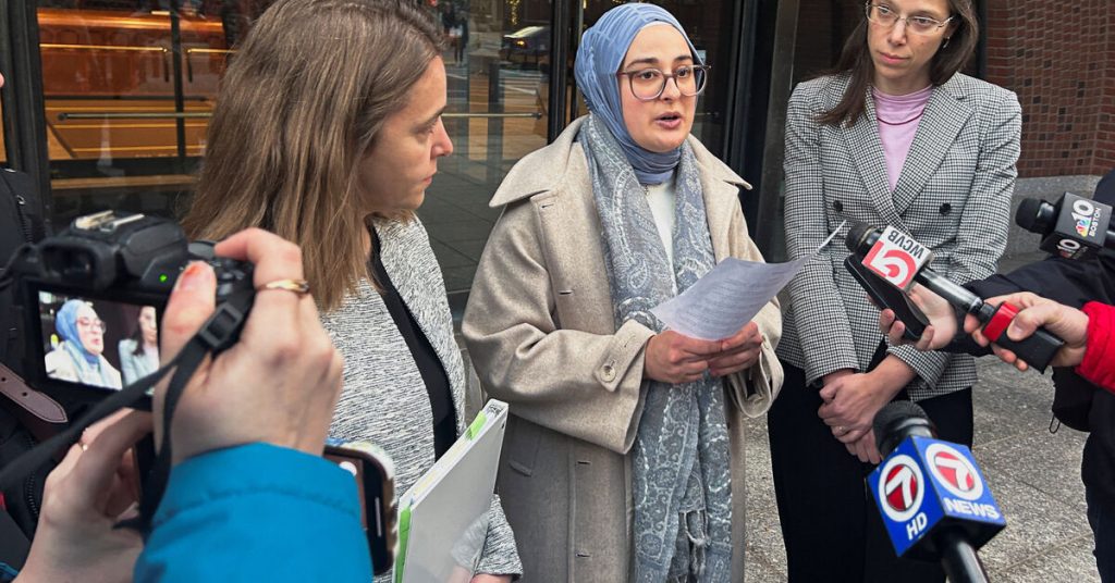 قاضٍ أمريكي يأمر برفع قيود على طالبة مؤيدة للفلسطينيين في جامعة تافتس.