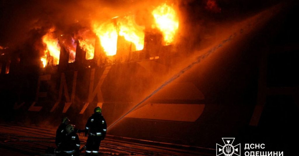 روسيا تهاجم ميناءين أوكرانيين وتُلحق أضرارًا بثلاث سفن تركية.