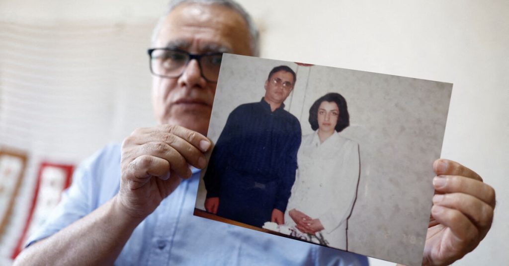 تُنوَّم حائزة جائزة نوبل الإيرانية في المستشفى مرتين بعد “اعتقال عنيف”، وفقًا للعائلة.