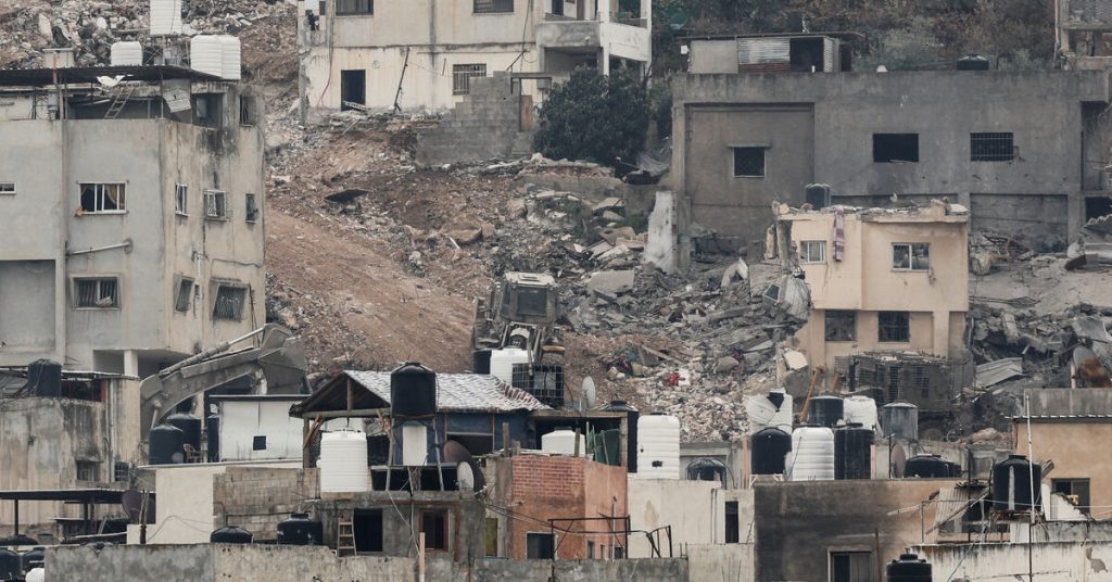 رامز احتياطي إسرائيلي مركبة في رجل فلسطيني يصلي بالضفة الغربية.