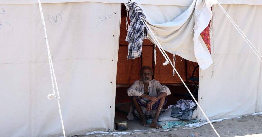 مدينة يمنية تترنح تحت تدفق الهجرة بحثًا عن الأمن والعمل.