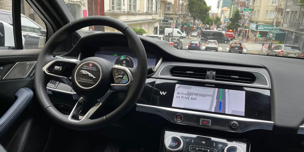 توسع نطاق سيارات الأجرة الآلية (Waymo) وارتفاع أسعارها مقارنة بـ (Uber) و (Lyft).