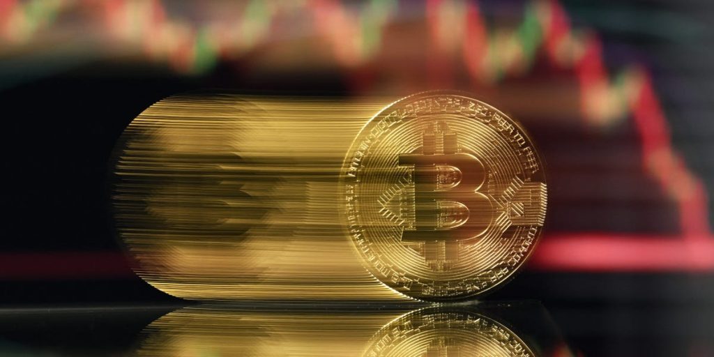 بيتكوين يشهد تراجعًا مجددًا مع بداية ديسمبر، وأسباب تذبذب العملة الرقمية.