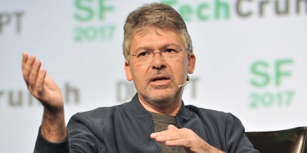 رئيس الذكاء الاصطناعي في آبل يغادر، وينضم مسؤول تنفيذي سابق من مايكروسوفت وغوغل.