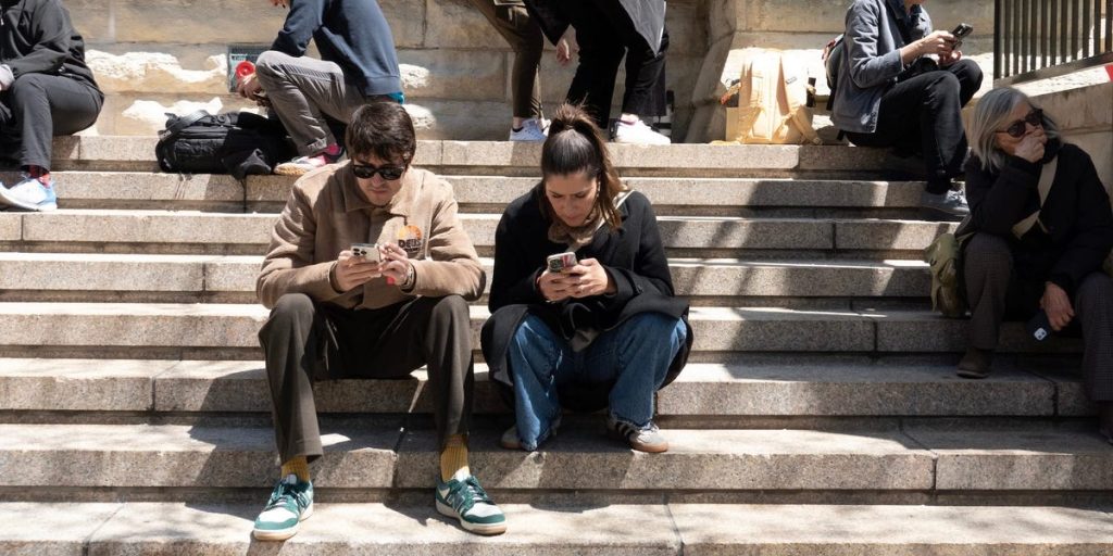 استطلاع هارفارد للشباب: 59% يرون تهديدًا من الذكاء الاصطناعي لوظائفهم.