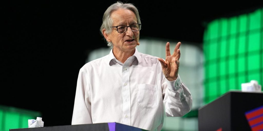 يؤكد “عرّاب الذكاء الاصطناعي” (Godfather of AI) استمرار قيمة شهادات علوم الحاسوب وتعلم البرمجة.