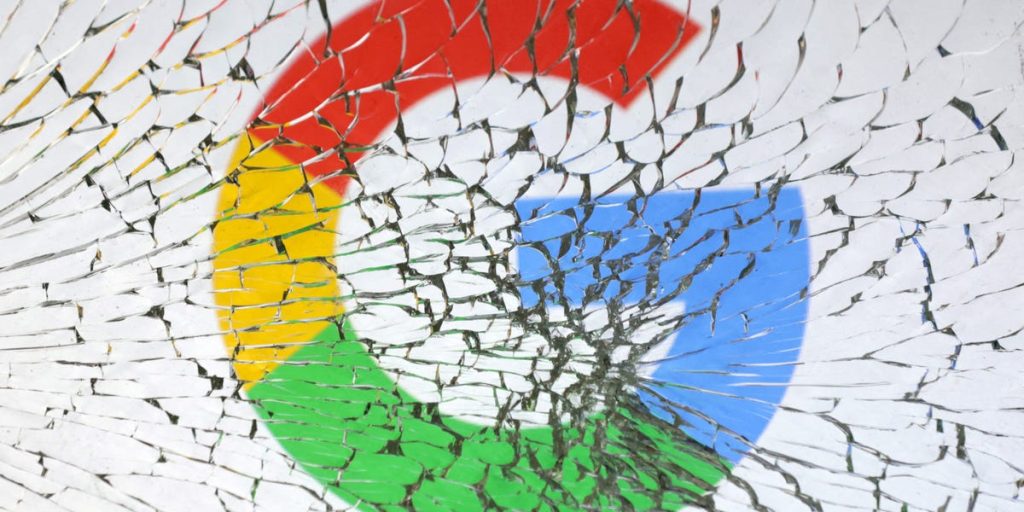 قاضٍ يأمر غوغل بإعادة طرح صفقات البحث الافتراضية سنويًا في ضربة احتكارية كبيرة.