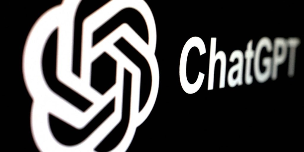 مستخدمون يبلغون عن ظهور إعلانات في (ChatGPT)، وأوبن إيه آي تنفي ذلك.