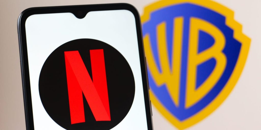 مستثمرو وارنر بروس يستفيدون من المنافسة بين باراماونت ونتفليكس (Paramount and Netflix).