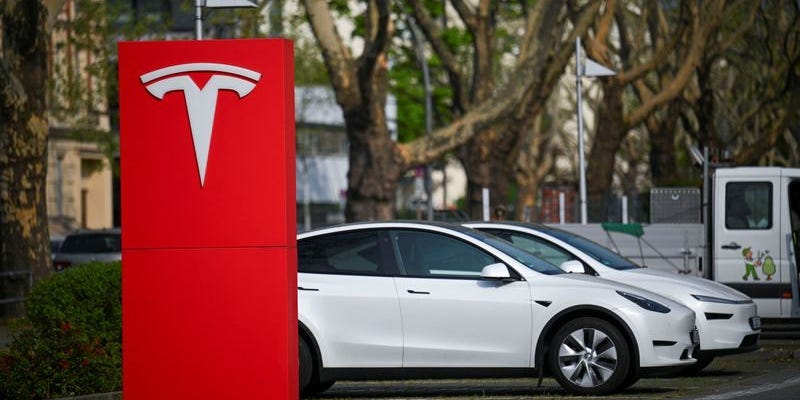 خفضت مورغان ستانلي تقييم سهم تسلا إلى “احتفاظ” بسبب مخاوف بشأن التقييم.