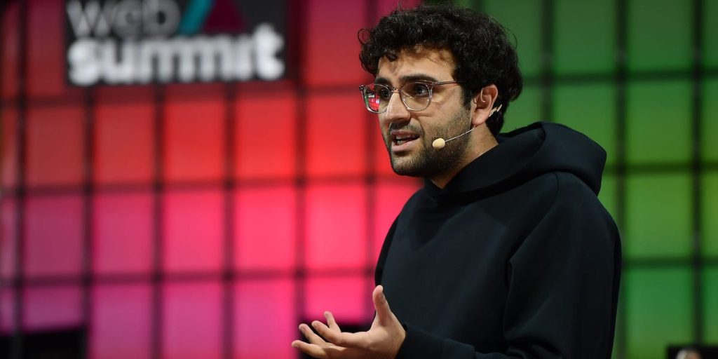 رئيس “كالشي” يقارن منافسته الإيجابية مع “بوليماركت” بـ توم برادي وإيلي مانينغ.