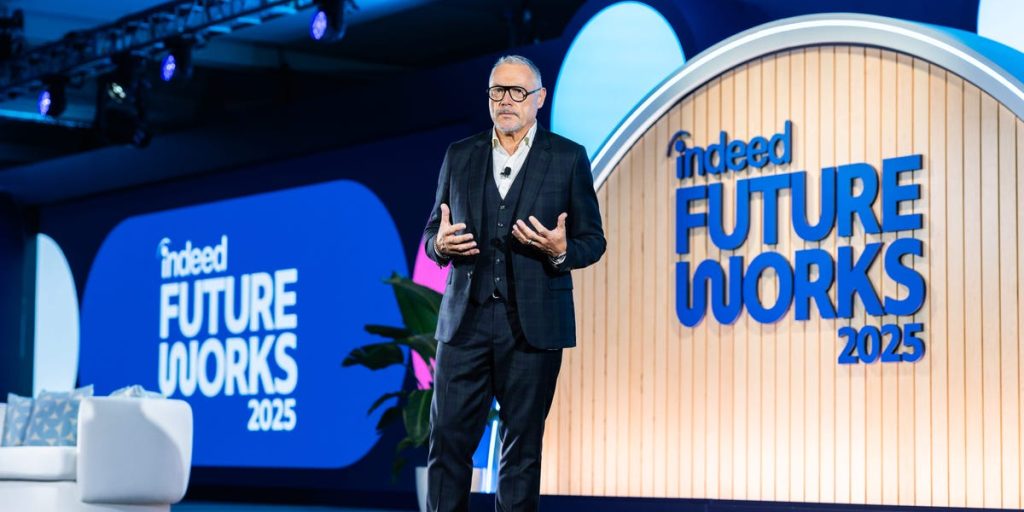 ما يحتاجه الباحثون عن عمل وأصحاب العمل حول الذكاء الاصطناعي والتوظيف، وفقًا لمسؤول التسويق الأول في (Indeed).