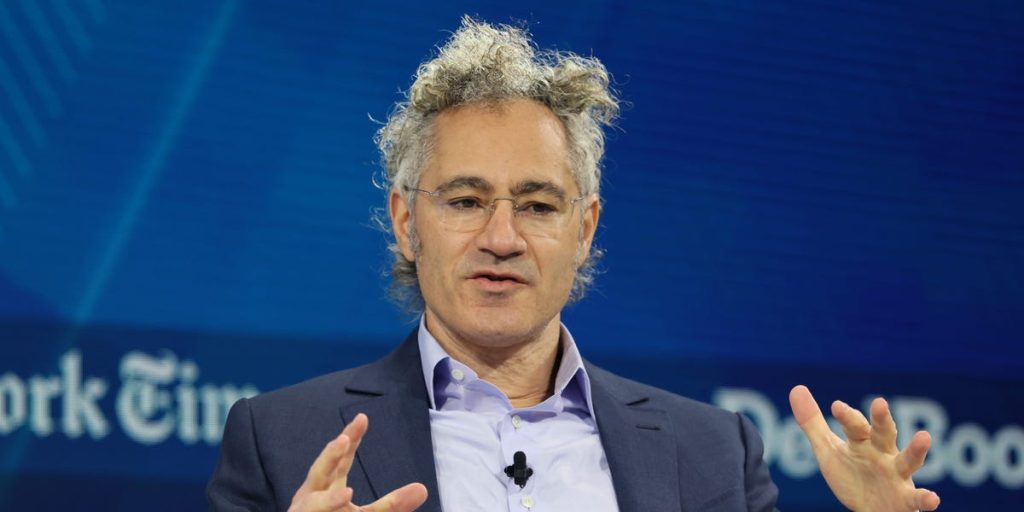 تلقى برنامج “زمالة ذوي التوحد العصبي” التابع لشركة بالانتير 2000 طلب ويستمر التدفق.