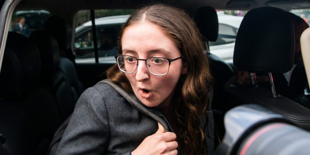 كارولين إليسون، المقربة من (FTX)، تُنقل سرًا من السجن.