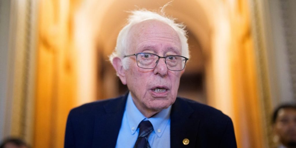 برني ساندرز يدعو إلى وقف مؤقت لبناء مراكز بيانات الذكاء الاصطناعي (AI) على مستوى البلاد.