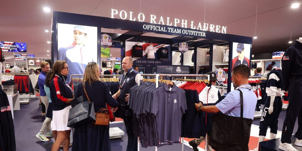 يُوصي بنك يو بي إس بشراء 10 أسهم لشركات الملابس مع إشارات قوة المستهلك الأمريكي.