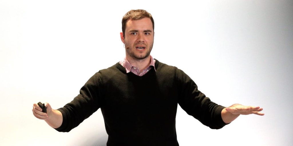 مُخترِع مصطلح “vibe coding” يعترف بتخلفه في مهارات البرمجة.