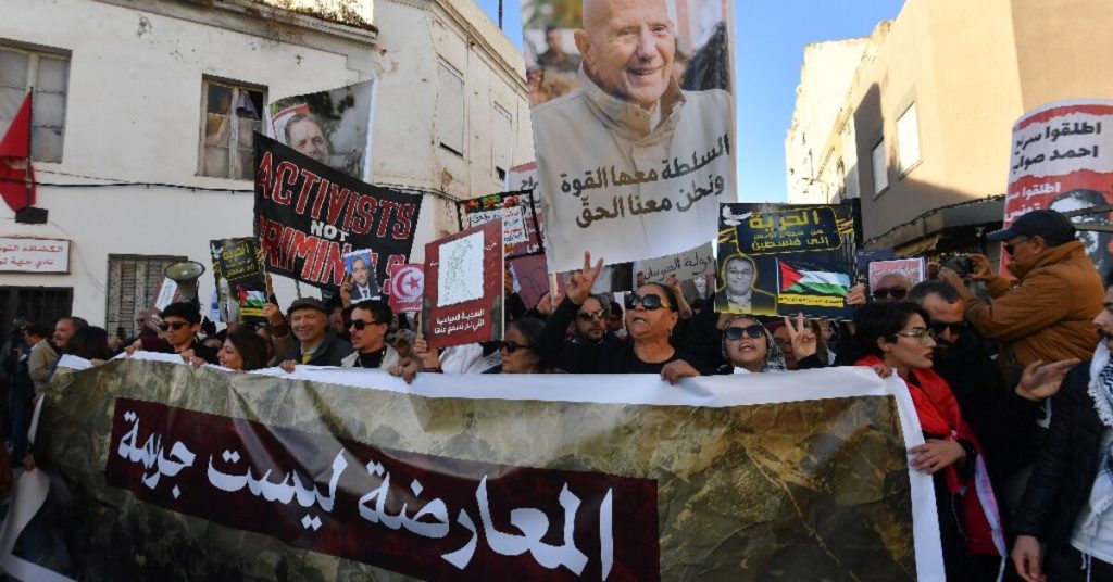 تونس: مئات المتظاهرين يحتجون على الحكومة.