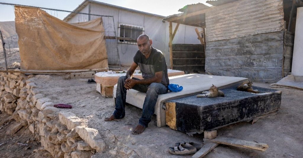 أجبر مستوطنون إسرائيليون بدوًا على مغادرة تجمعهم في الضفة الغربية.